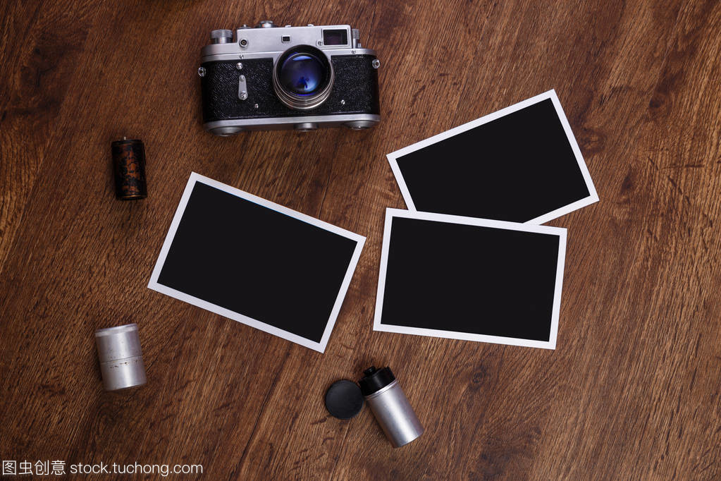 老式相機(jī)與空相框 時光凝固的藝術(shù)